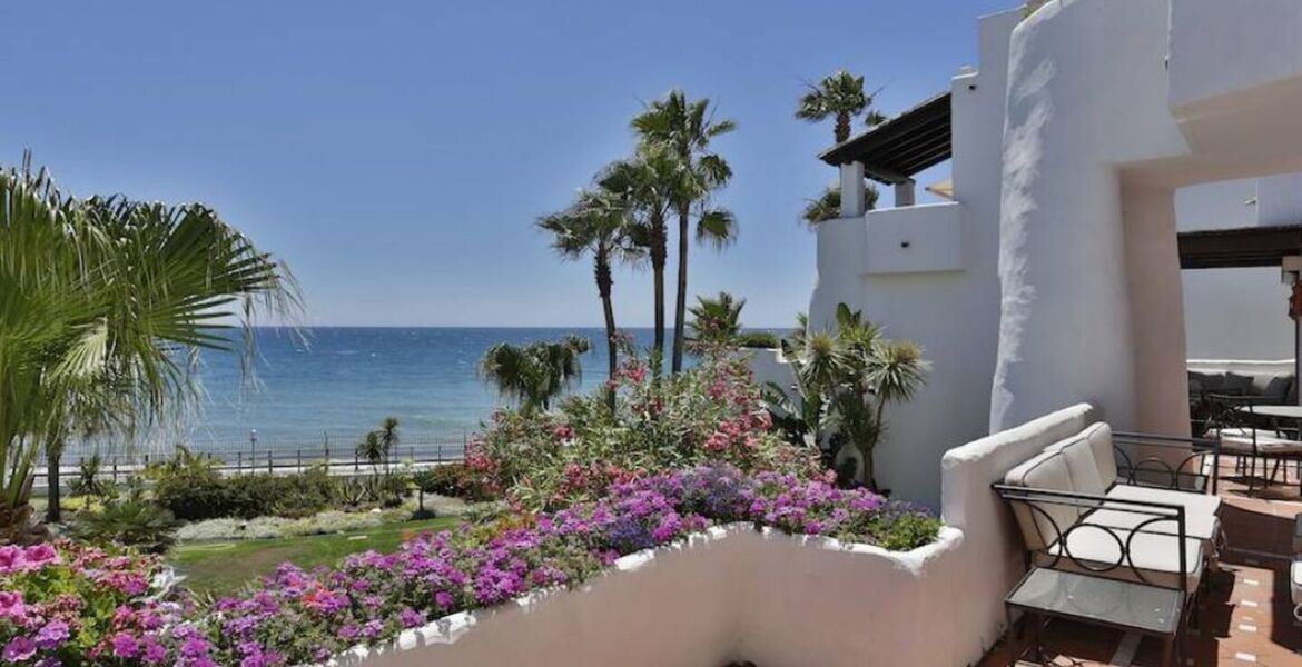 Apartment beachfront close to Laguna Banus