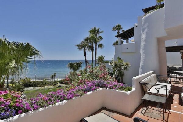 Apartment beachfront close to Laguna Banus