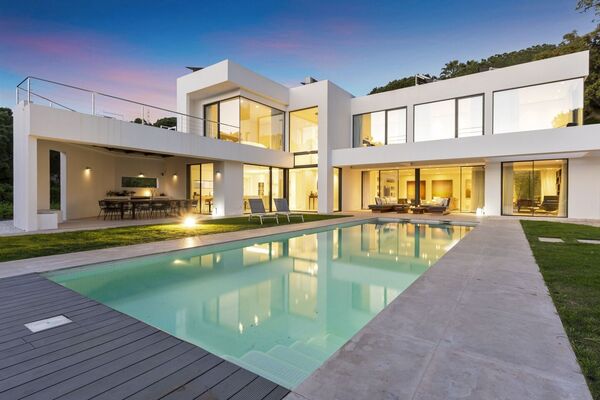 Élégante Villa Moderne au Cœur d'Elviria, Marbella