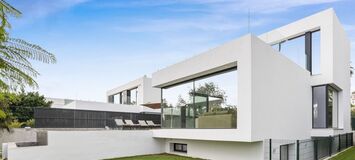 Luxury Frontline Golf Villa with Modern Elegance