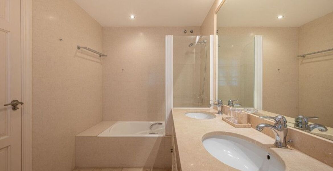 Two-bedroom ground floor apartment for rent in Marbella