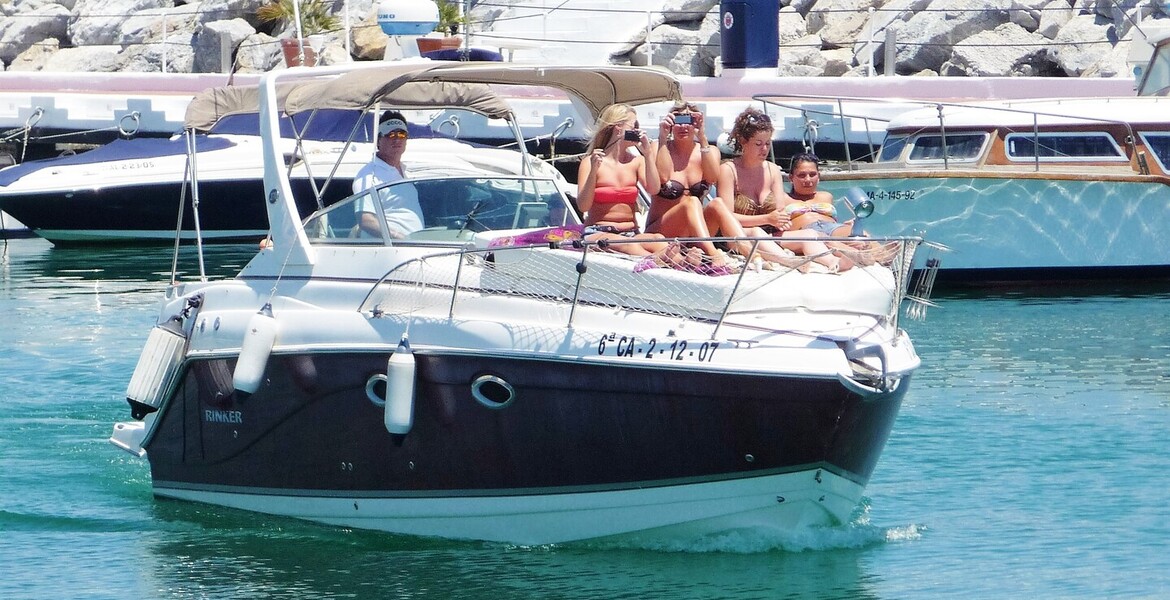 Yacht Rinker 270 Fiesta Vee for rental in Puerto Banús.