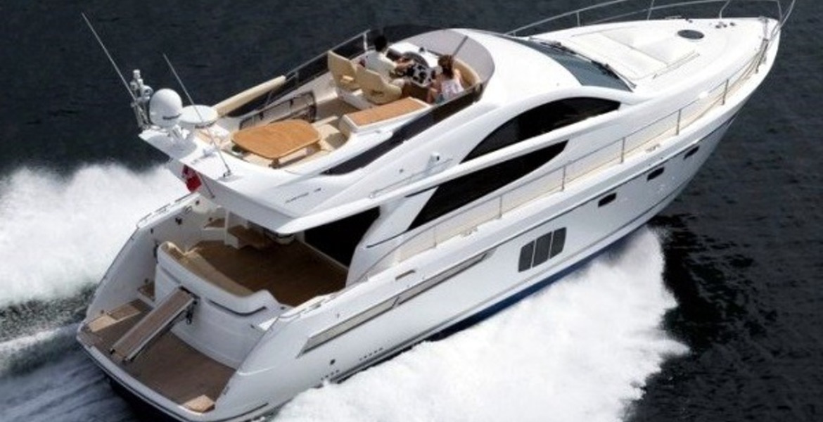 Yate Fairline Phantom 48 de alquiler en Puerto Banús.