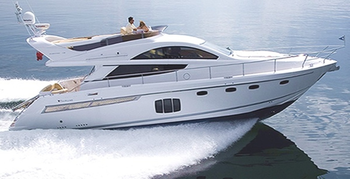 Yate Fairline Phantom 48 de alquiler en Puerto Banús.