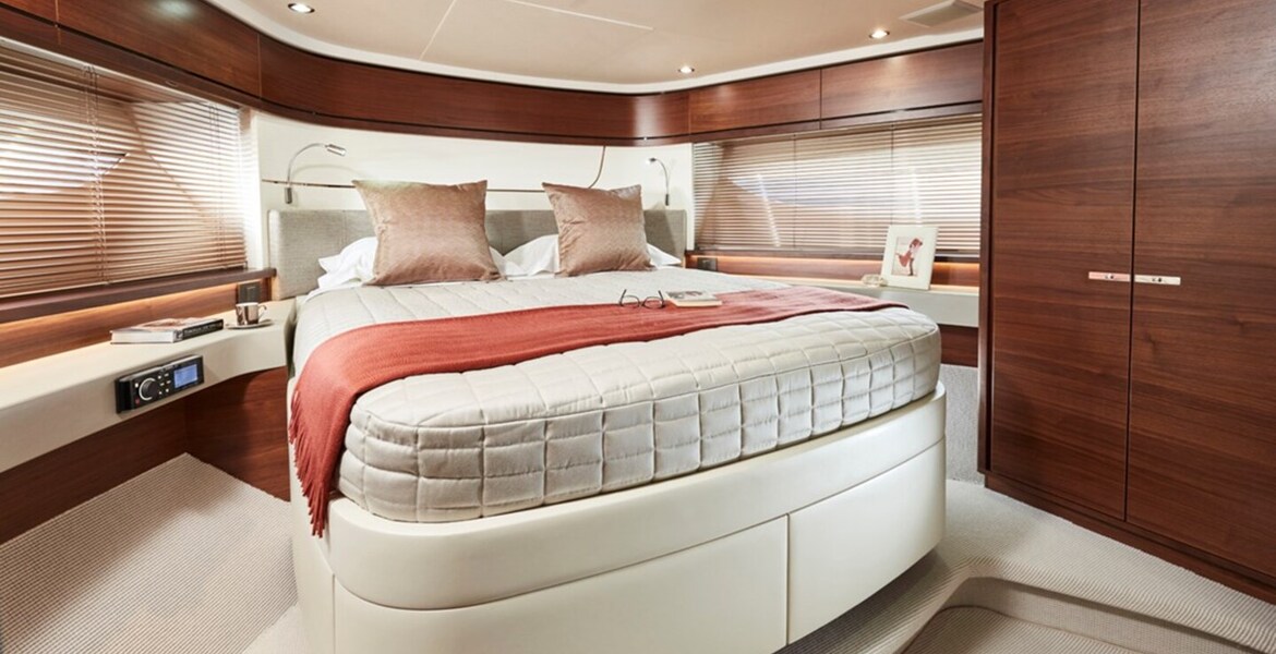 Yacht Princess F70 for rental in Puerto Banús, Marbella.