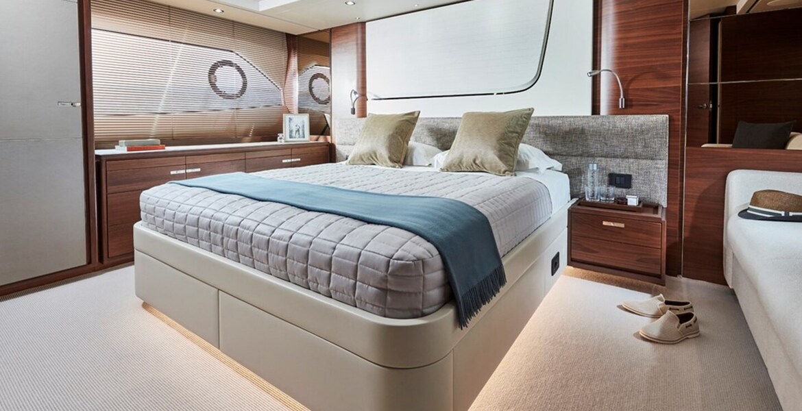 Yacht Princess F70 for rental in Puerto Banús, Marbella.